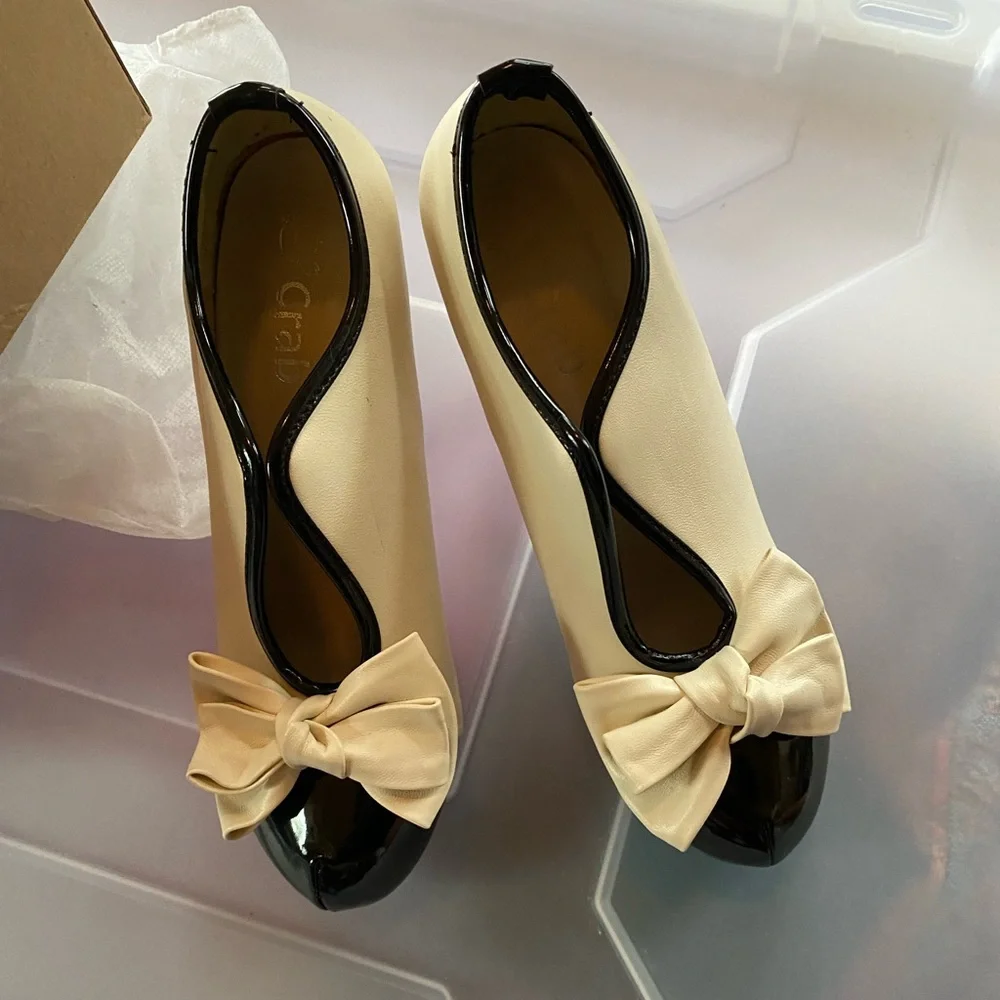 🔥 4 for $20 🔥 Vintage look black and ivory pumps - Picture 2 of 3